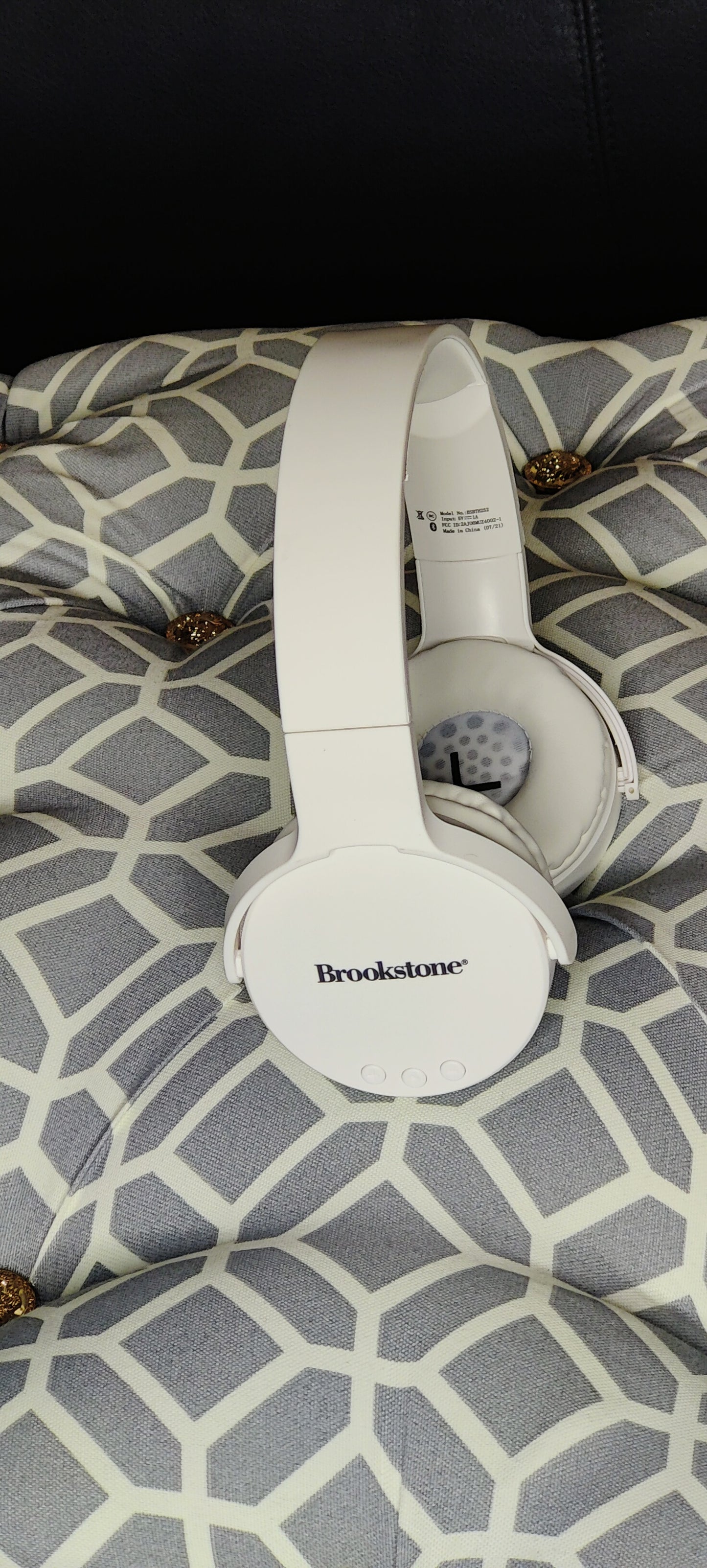 Brookstone Silent Beat Sound Sport Wireless Headphones The